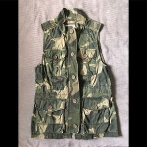 EUC!  Camouflage utility vest.  Only worn twice.